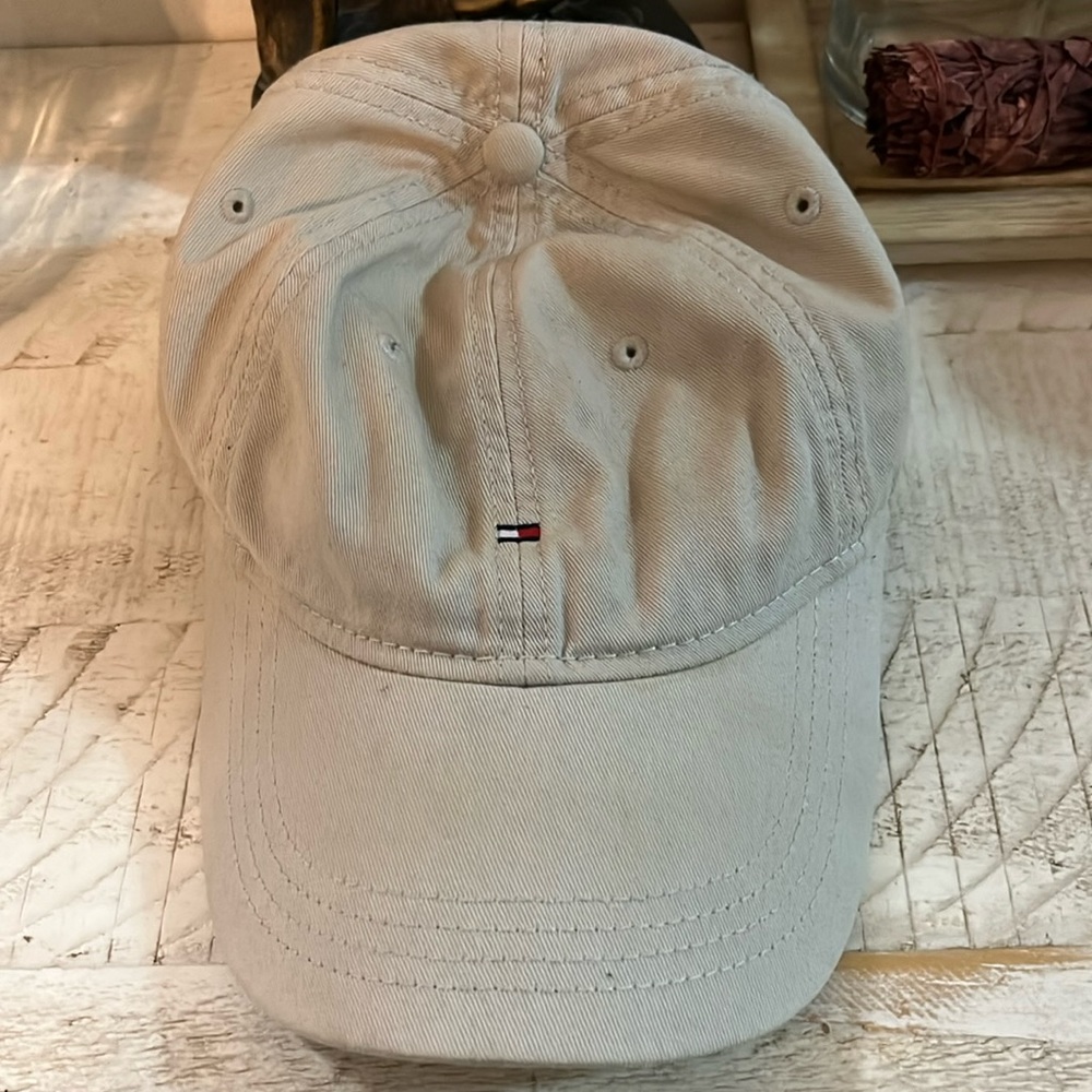 Tommy Hilfiger hat one size.